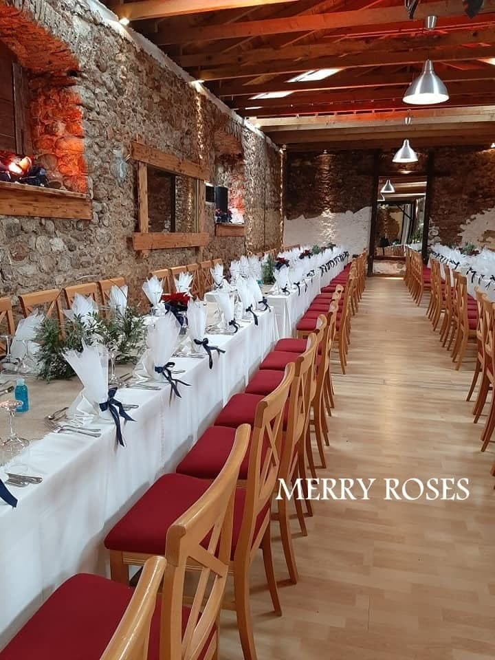 A Christmas wedding: gold, red and candlelight