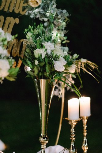 Γάμος με λευκά λουλούδια