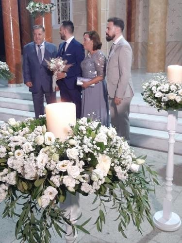 Ανθοστολισμός Εκκλησίας με λευκά λουλούδια και κηροπήγεια.