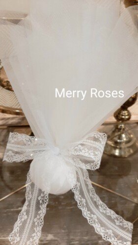 Μπομπονιέρα γάμου με λευκό τούλι και φιόγκο λευκής δαντέλας.