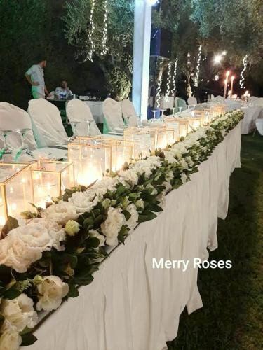 Καλοκαιρινός Γάμος στην Πάτρα -Νυφικό Τραπέζι με λευκά λουλούδια και χρυσά κηροπήγεια.