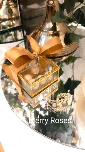 Μπομπονιέρα γάμου χρυσό κουτάκι μπιζουτιέρα