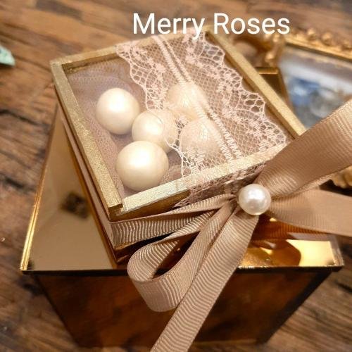 Μπομπονιέρα γάμου με χρυσό κουτάκι και πέρλα