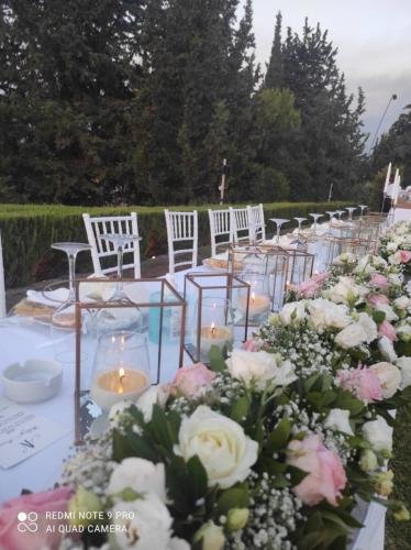 Λουλούδια Γάμου- Νυφικό Τραπέζι με ροζ και λευκά λουλούδια.