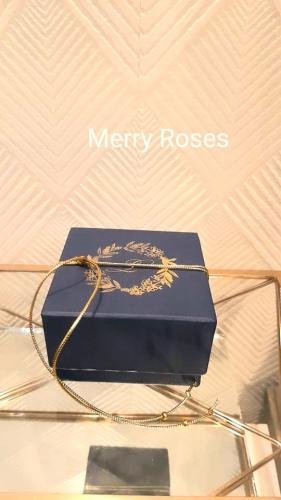 Μπομπονιέρα γάμου με μπλε κουτί και χρυσοτυπία 