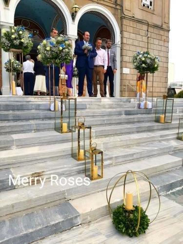 Γάμος με λευκά και μπλέ λουλούδια 